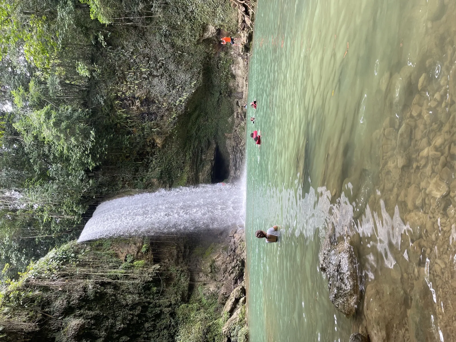 Salto Socoa/una cascada dentro de las Montañas, imagen 2 de 6