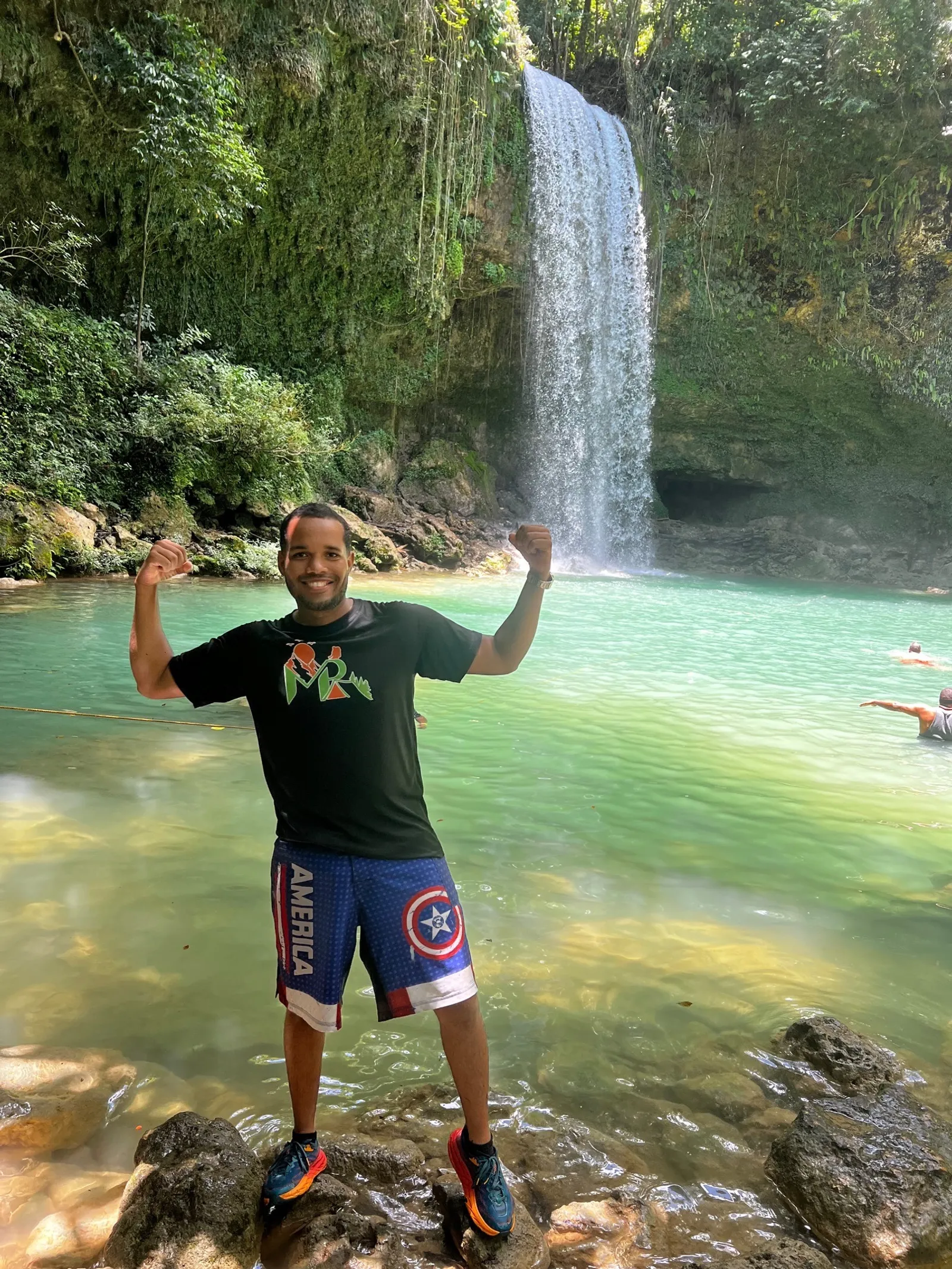 Salto Socoa/una cascada dentro de las Montañas, imagen 4 de 6