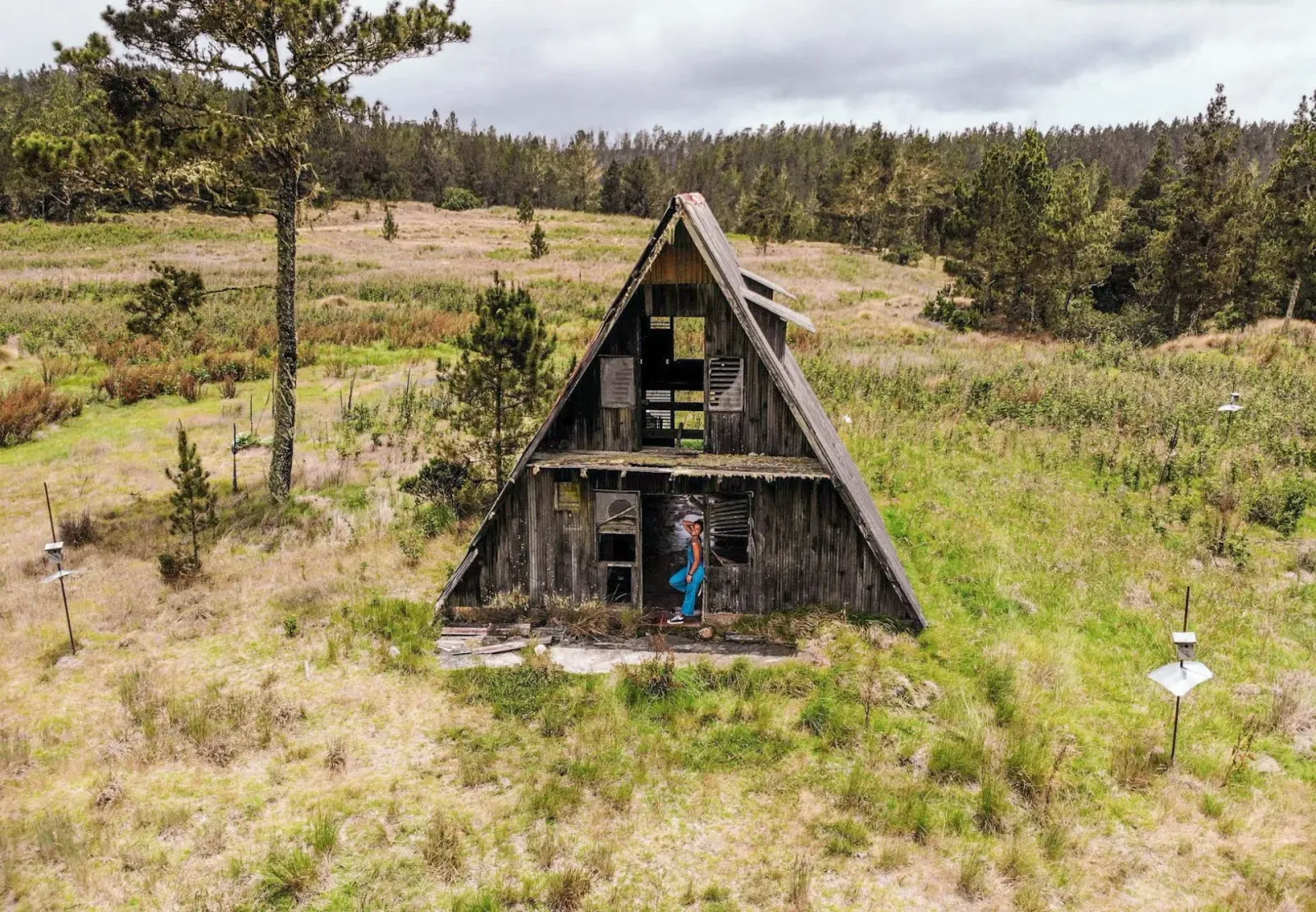 Casita abandonada, monumento a Caamaño y la Pirámide de Valle Nuevo, imagen 4 de 5