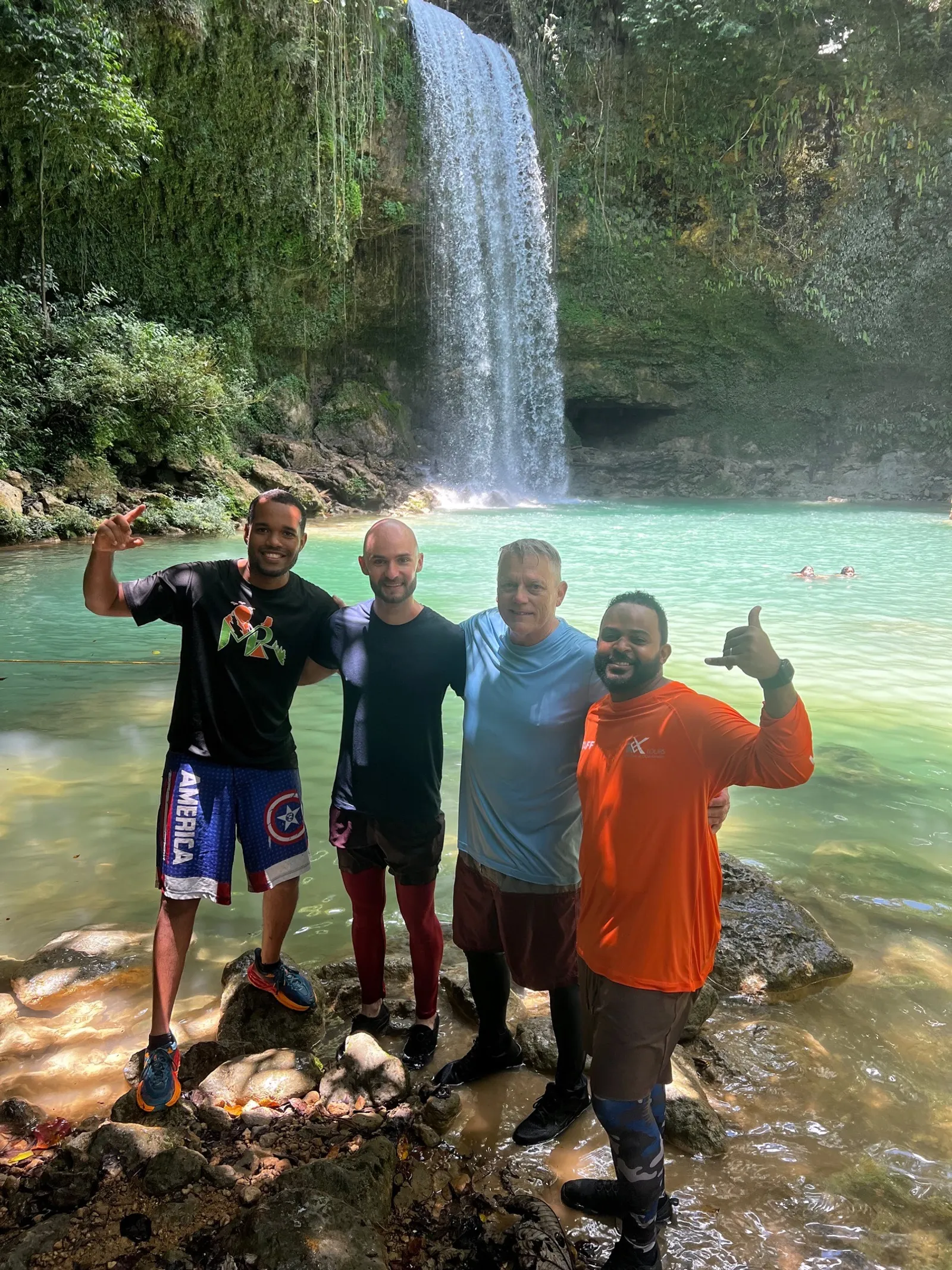 Salto Socoa/una cascada dentro de las Montañas, imagen 3 de 6