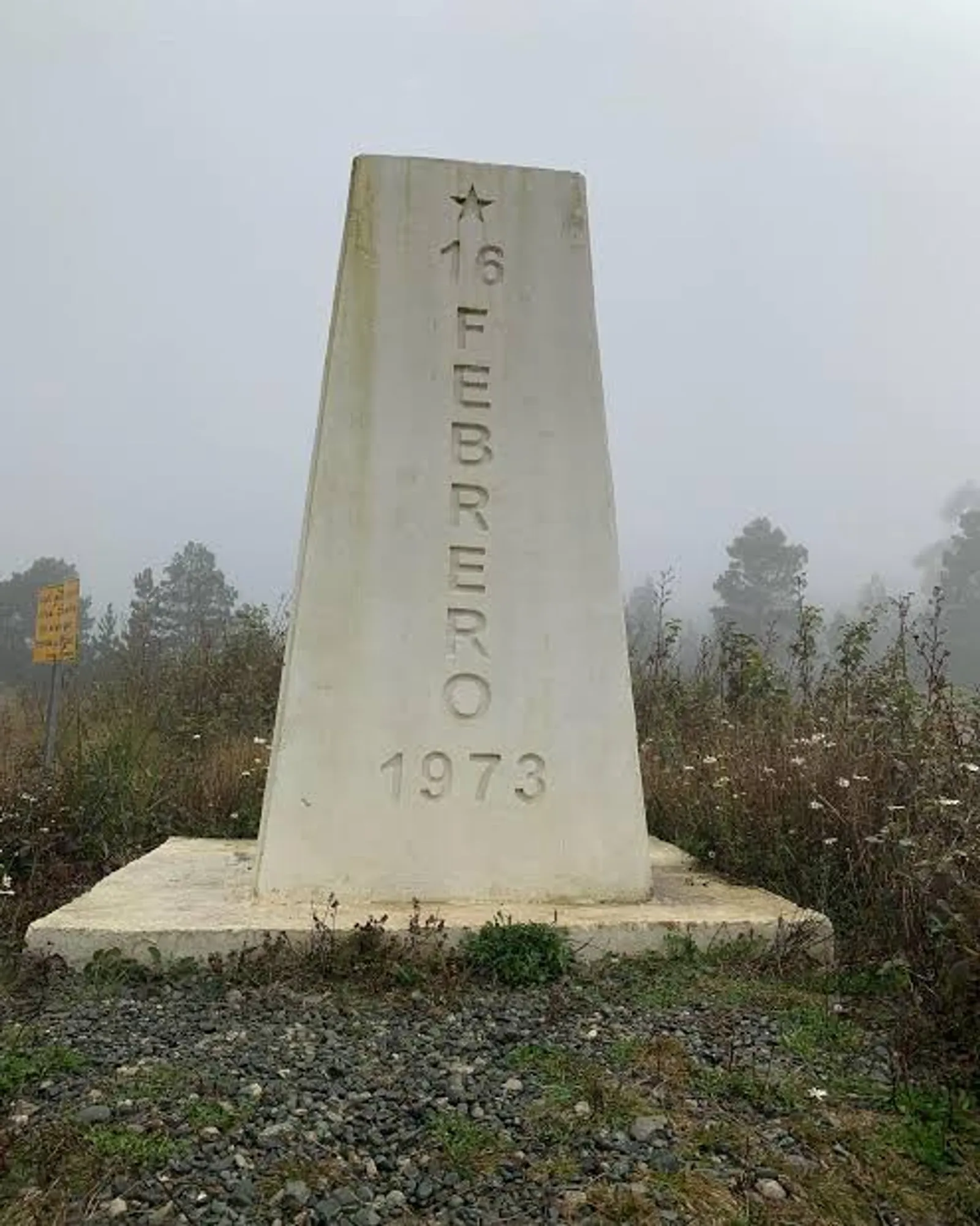 Casita abandonada, monumento a Caamaño y la Pirámide de Valle Nuevo, imagen 2 de 5