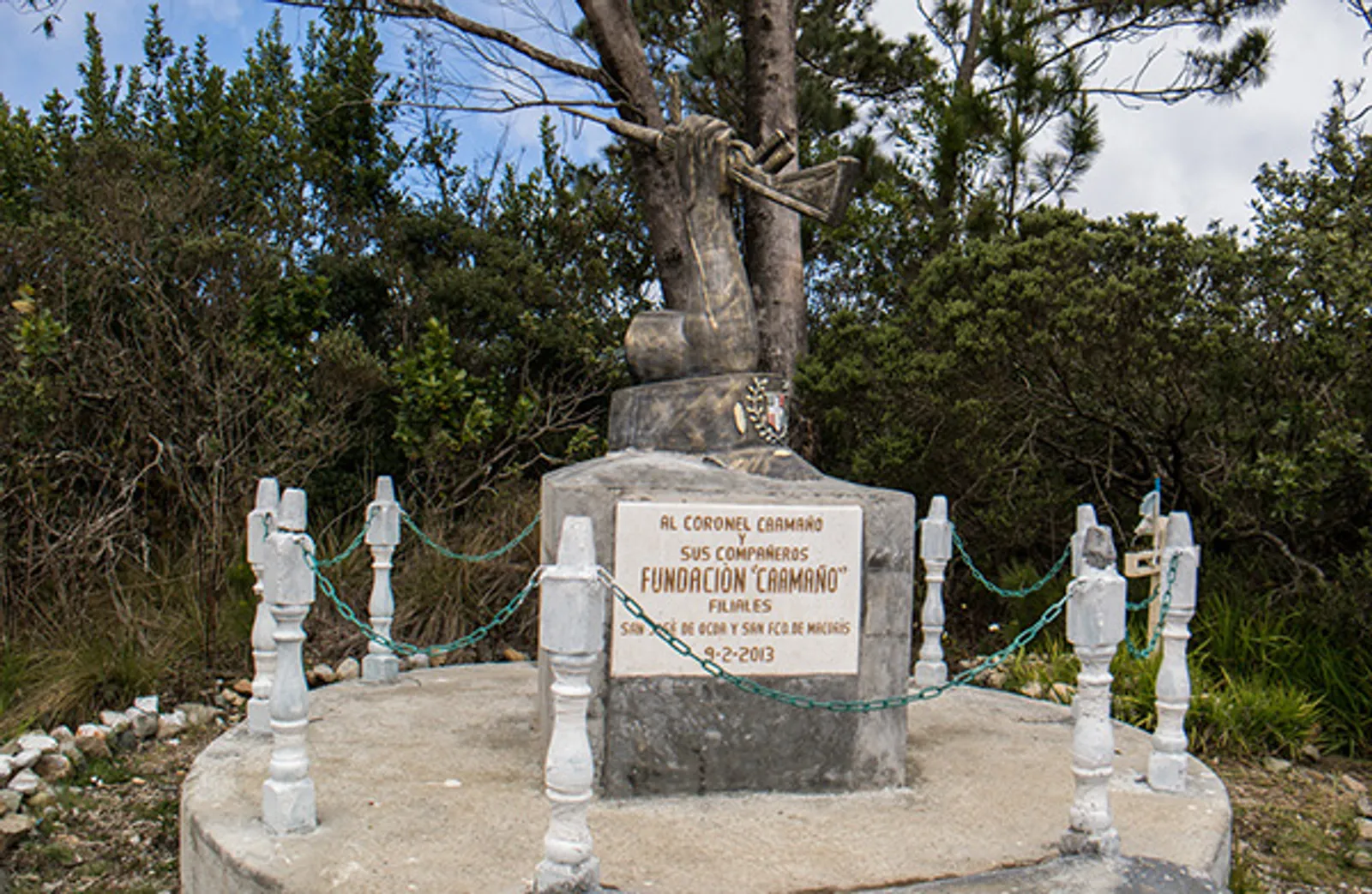 Casita abandonada, monumento a Caamaño y la Pirámide de Valle Nuevo, imagen 3 de 5