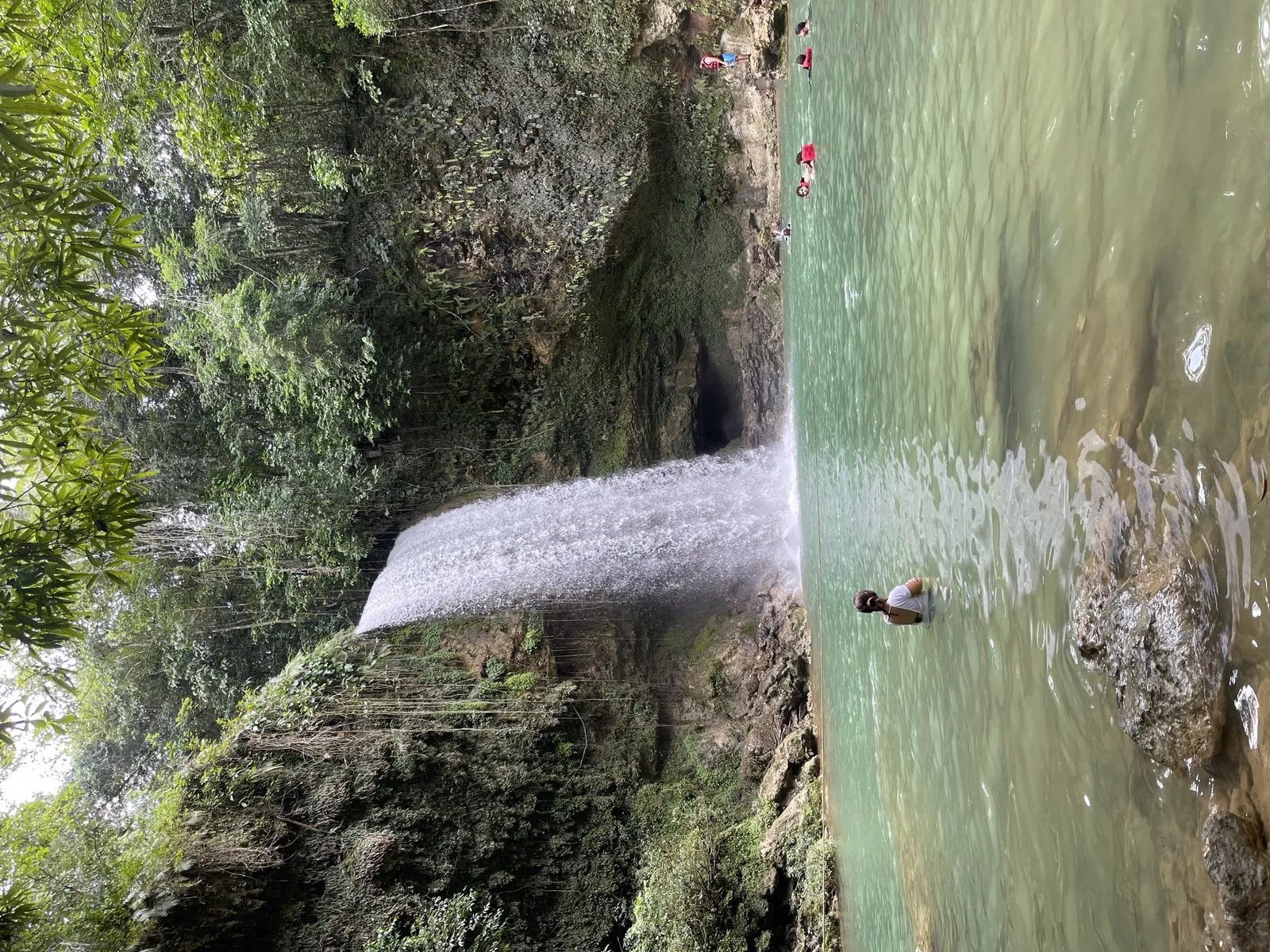 Salto Socoa/una cascada dentro de las Montañas, imagen 5 de 6