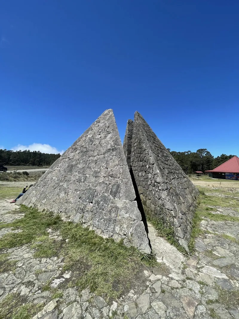 Casita abandonada, monumento a Caamaño y la Pirámide de Valle Nuevo
